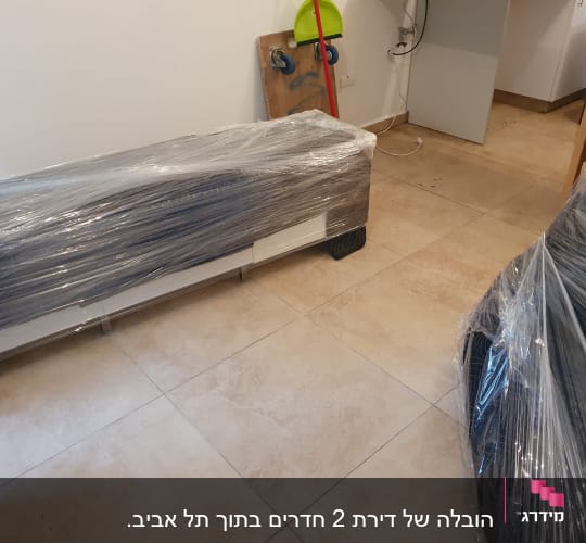רהיטים עטופים בניילון לקראת מעבר דירה